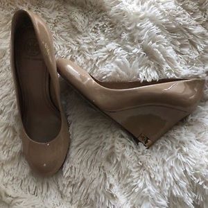 Tory Burch Astoria Nude Patent Wedges Size 7.5 / 7